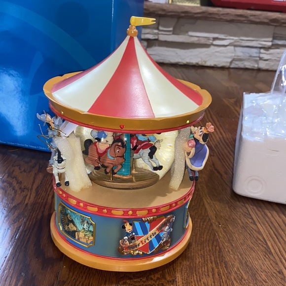 RARE - Vintage Disney Brave Little Tailor Snow Globe Carousel Music Box - Picture 3 of 6
